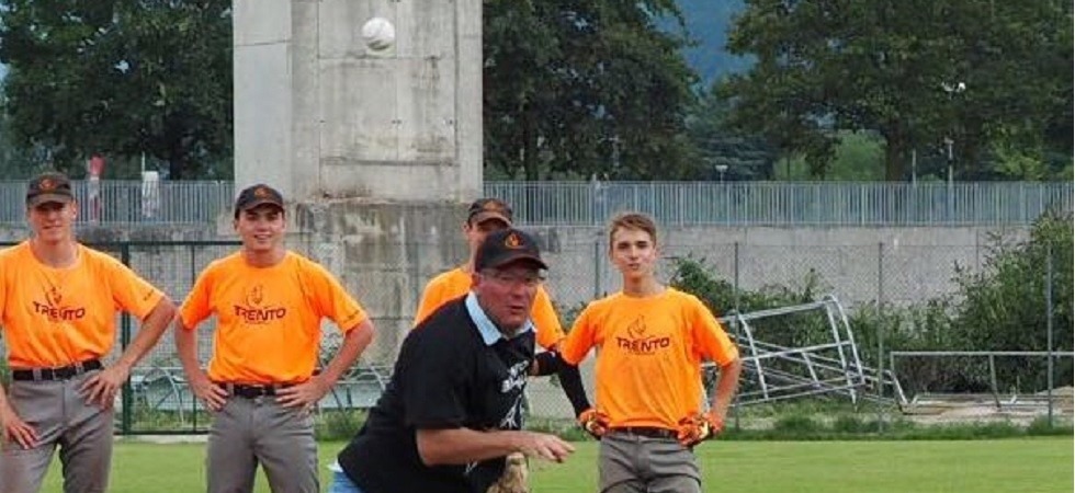 Foto di Marcello Di Stefano Il sindaco scende sul diamante per l'ultimo impegno del Trento Baseball